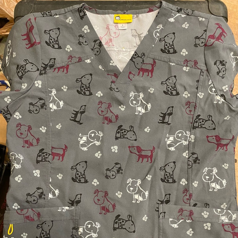 NWOT WonderWink Dog Scrub top, size Lg